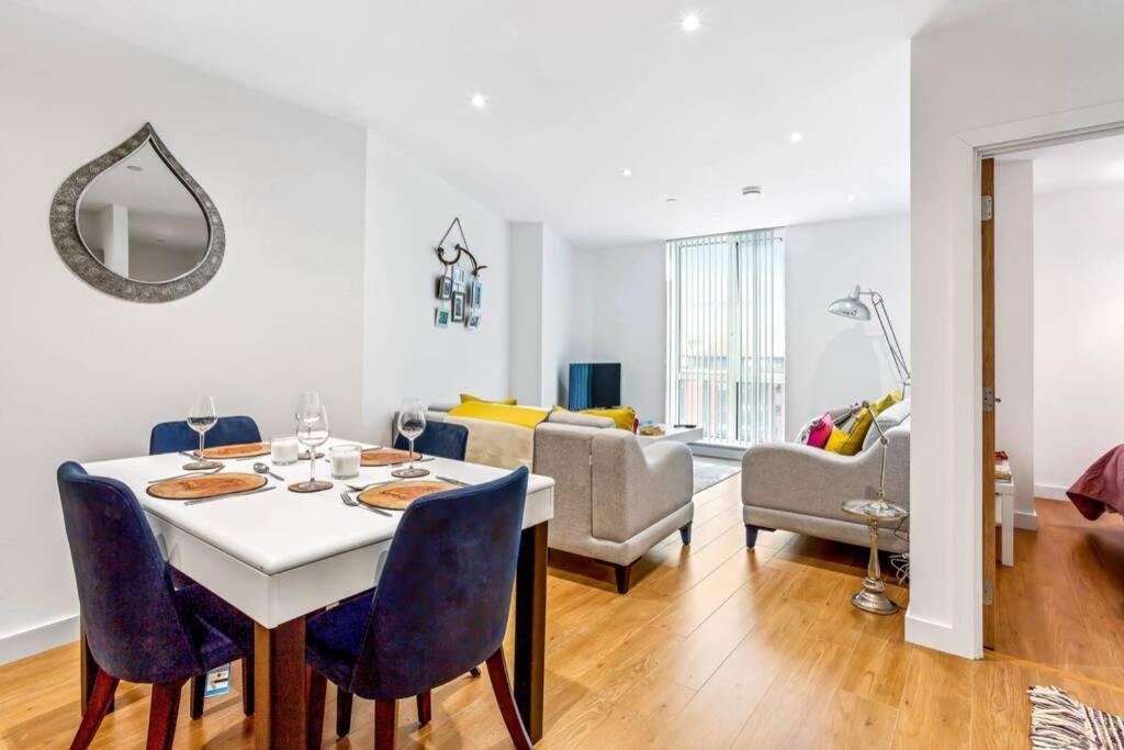 Ferienwohnung Stunning 2 Bed/2 Bath In Town Centre & Parking! Bracknell Exterior foto