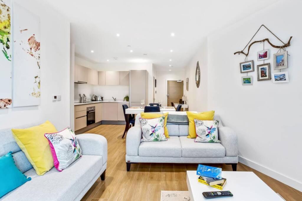 Ferienwohnung Stunning 2 Bed/2 Bath In Town Centre & Parking! Bracknell Exterior foto