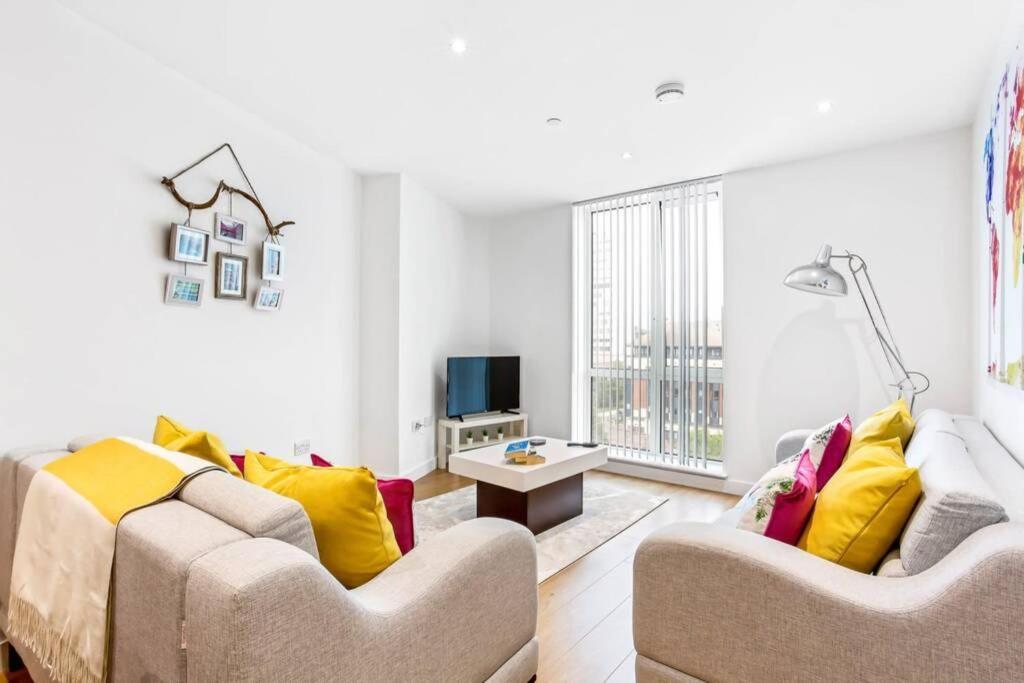 Ferienwohnung Stunning 2 Bed/2 Bath In Town Centre & Parking! Bracknell Exterior foto