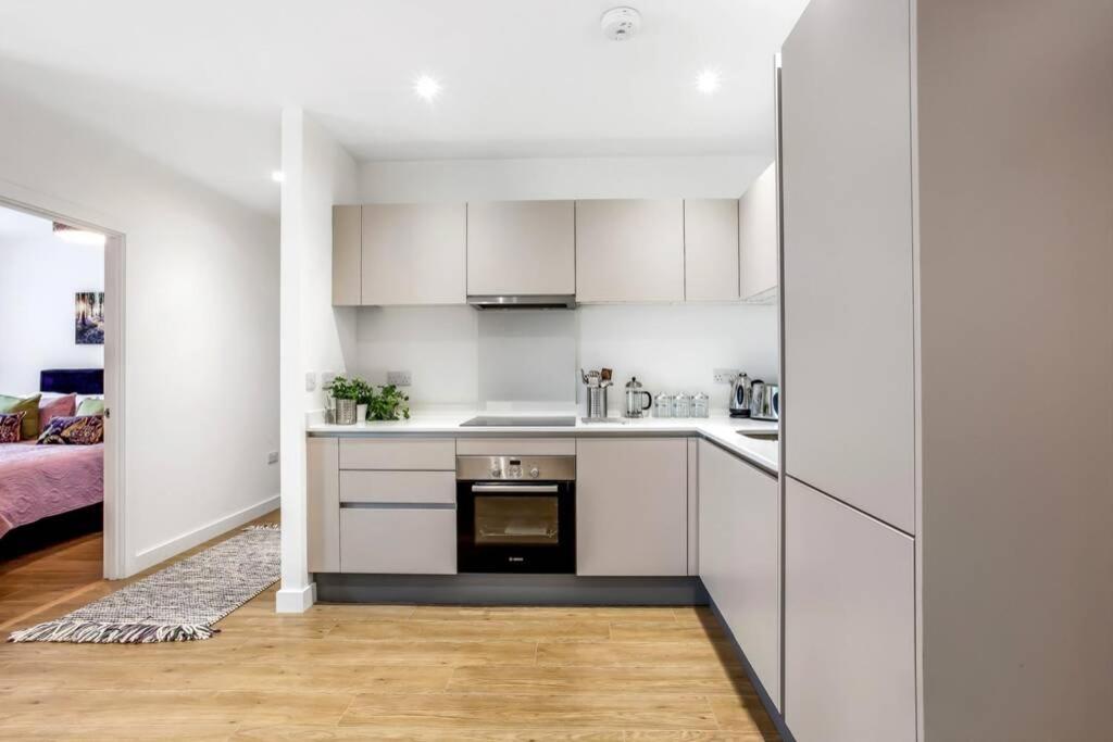 Ferienwohnung Stunning 2 Bed/2 Bath In Town Centre & Parking! Bracknell Exterior foto