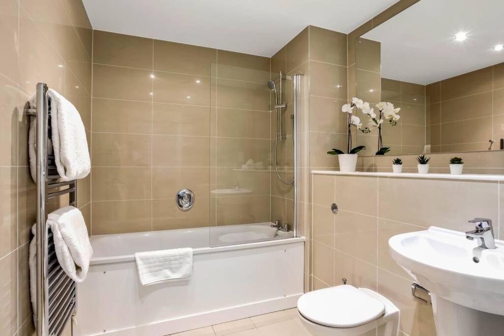 Ferienwohnung Stunning 2 Bed/2 Bath In Town Centre & Parking! Bracknell Exterior foto