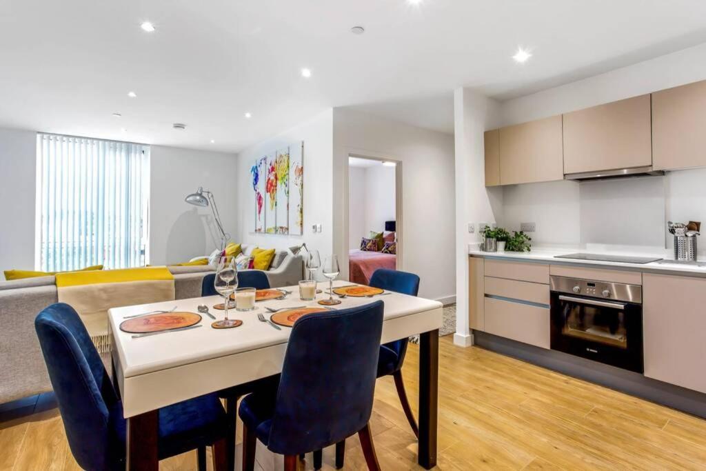 Ferienwohnung Stunning 2 Bed/2 Bath In Town Centre & Parking! Bracknell Exterior foto