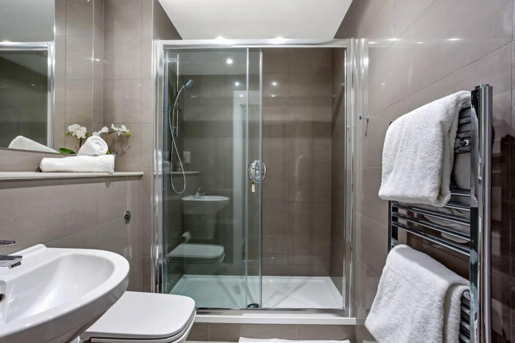 Ferienwohnung Stunning 2 Bed/2 Bath In Town Centre & Parking! Bracknell Exterior foto