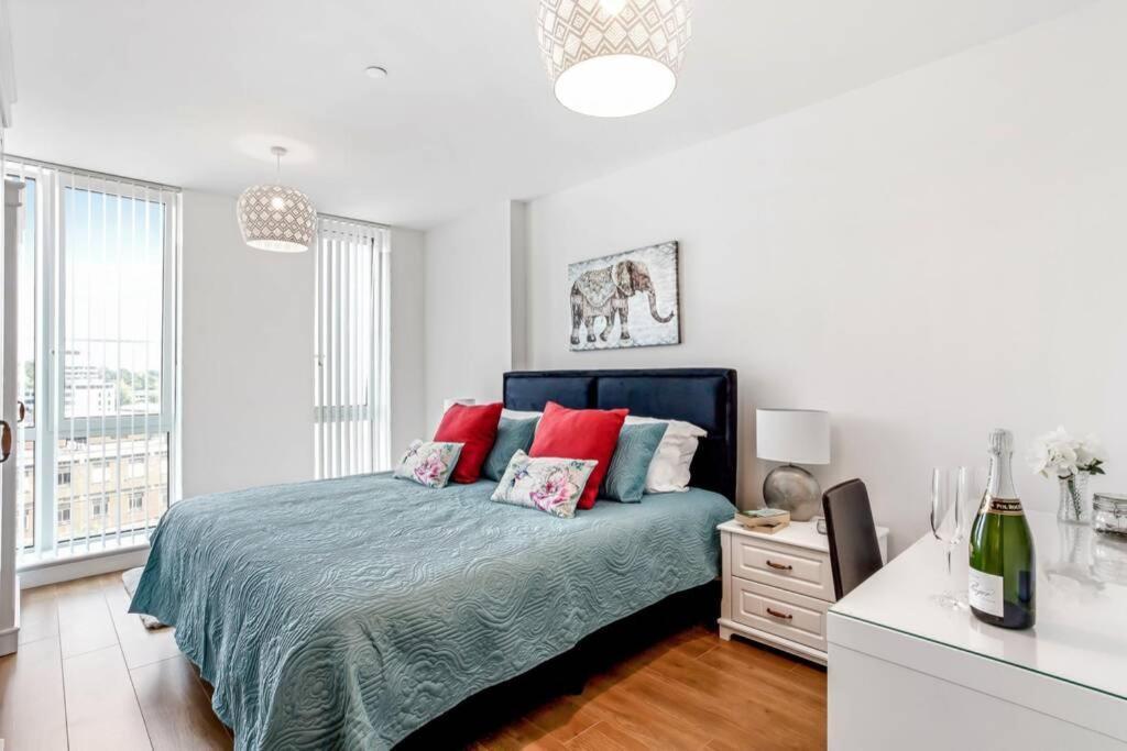 Ferienwohnung Stunning 2 Bed/2 Bath In Town Centre & Parking! Bracknell Exterior foto