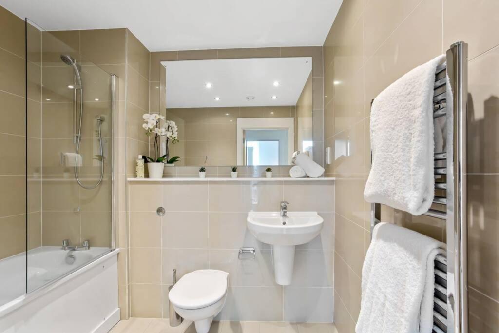 Ferienwohnung Stunning 2 Bed/2 Bath In Town Centre & Parking! Bracknell Exterior foto